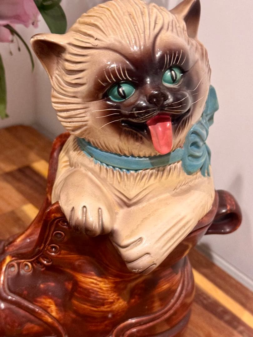 大きめ英国ビンテージCAT 女王が愛した猫　陶器製　ブーツ猫オブジェ　招き猫