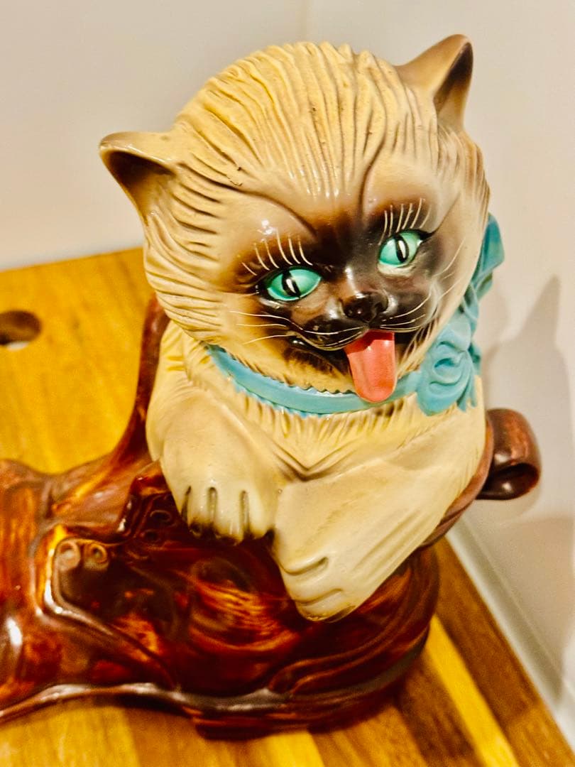 大きめ英国ビンテージCAT 女王が愛した猫　陶器製　ブーツ猫オブジェ　招き猫