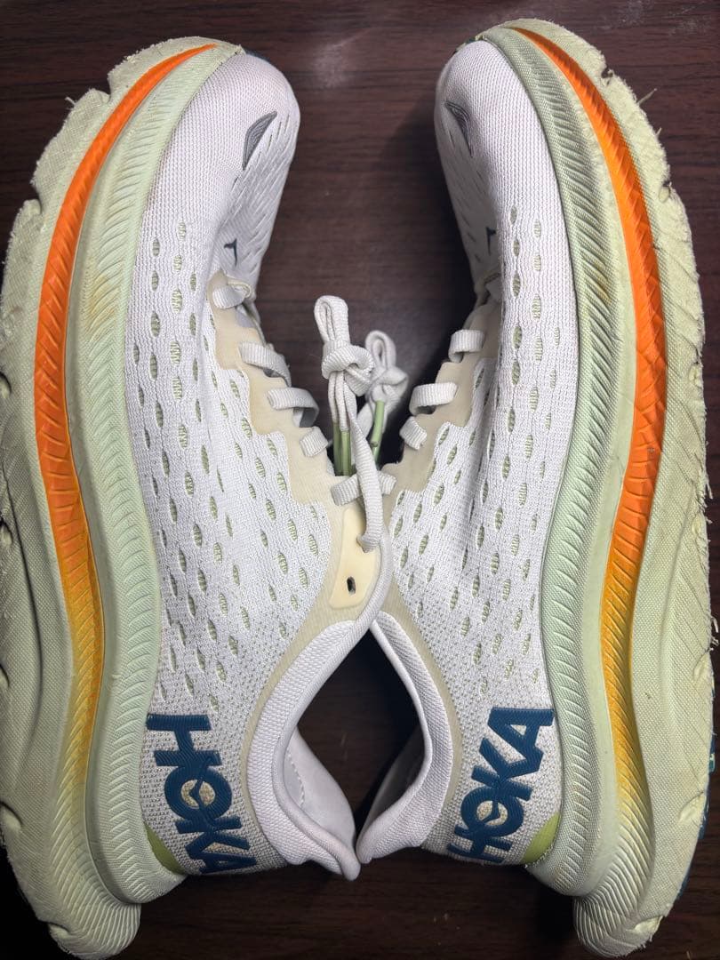 HOKA ランニングシューズ 25.5cm
