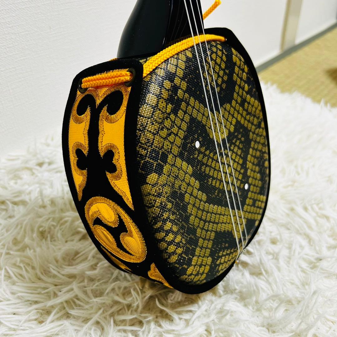 ★極美品★ 沖縄三線 蛇柄　人工革　三味線 胴巻き 和楽器 ミニチューナー付き
