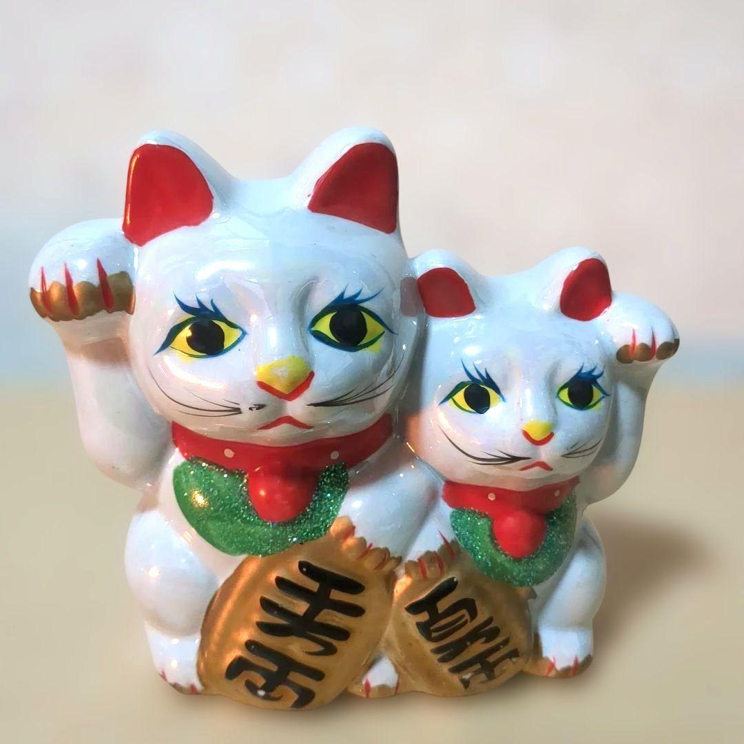 パール色の親子の招き猫の陶器の置物