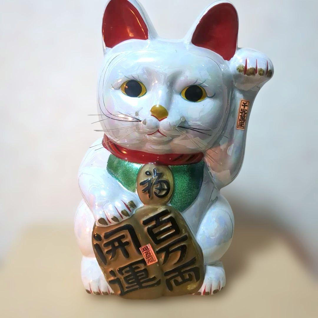 パール色の親子の招き猫の陶器の置物