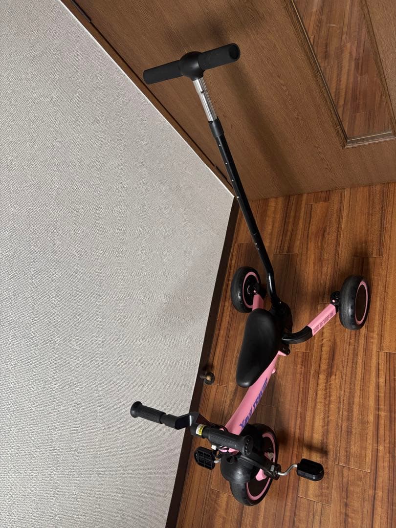 ピンクの三輪車 調整可能ハンドル