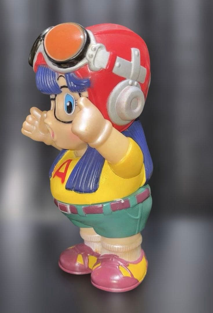 『Dr.スランプ アラレちゃん』の則巻アラレのソフビ製貯金箱約18cm 鳥山明