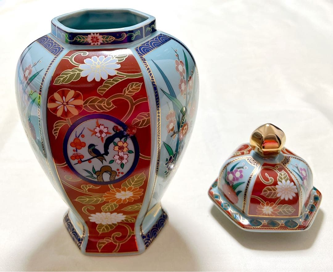 未使用　陶磁器　古伊万里　金彩色絵花鳥図　台座付き　沈香壷　飾り壷