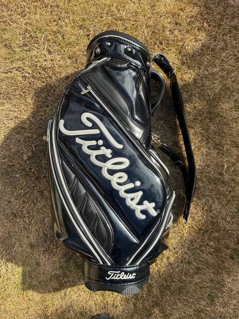 最安値☆大人気☆Titleist ブラックゴルフバッグ9.5型 エナメル☆おまけ