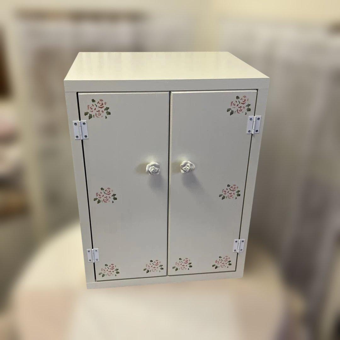 薔薇のステンシルの扉 木製ラック 花柄デザイン 2扉
