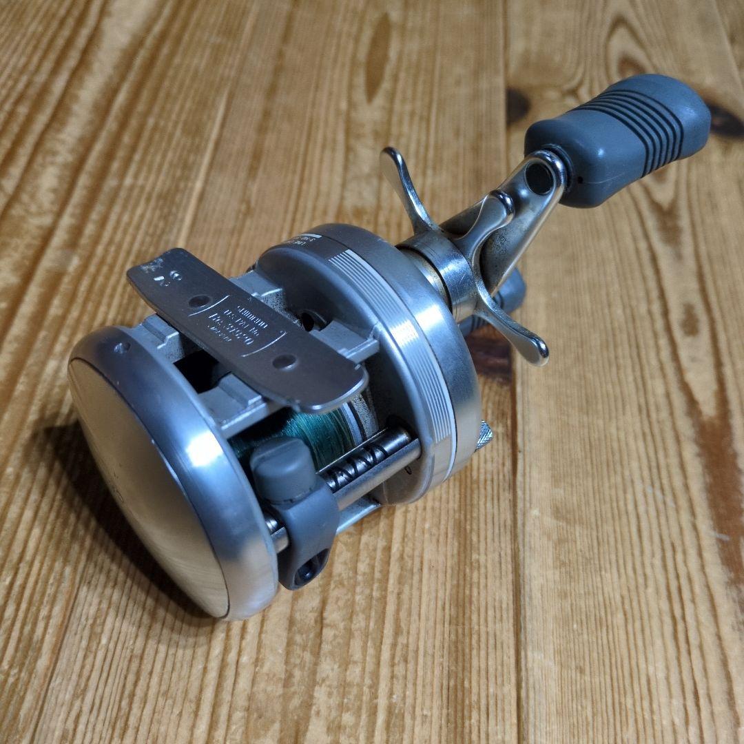(中古品)SHIMANO カルカッタ100 シルバー リール