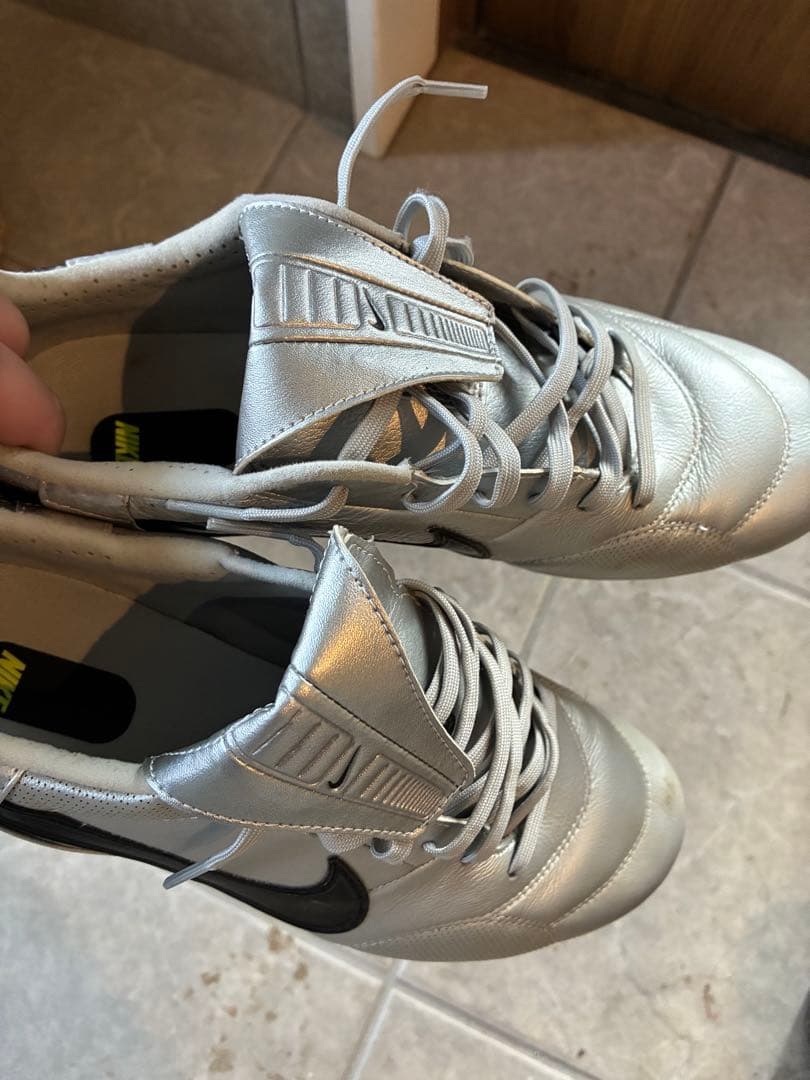 NIKE スパイク　シルバー