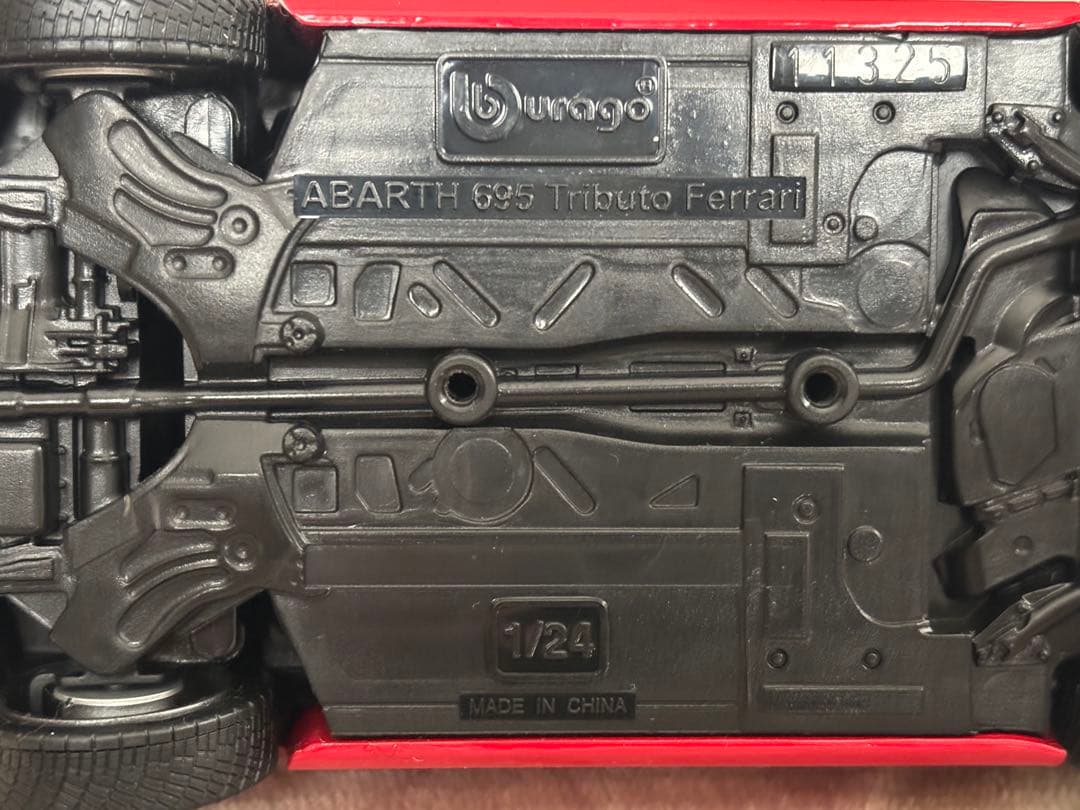 ABARTH 695トリビュートフェラーリ burago 1/24