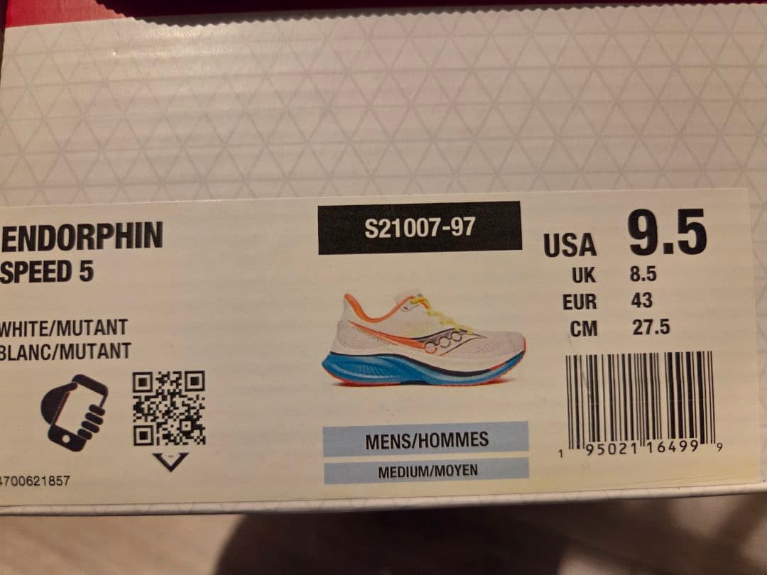 未使用 saucony サッカニー エンドルフィンスピード5 27.5
