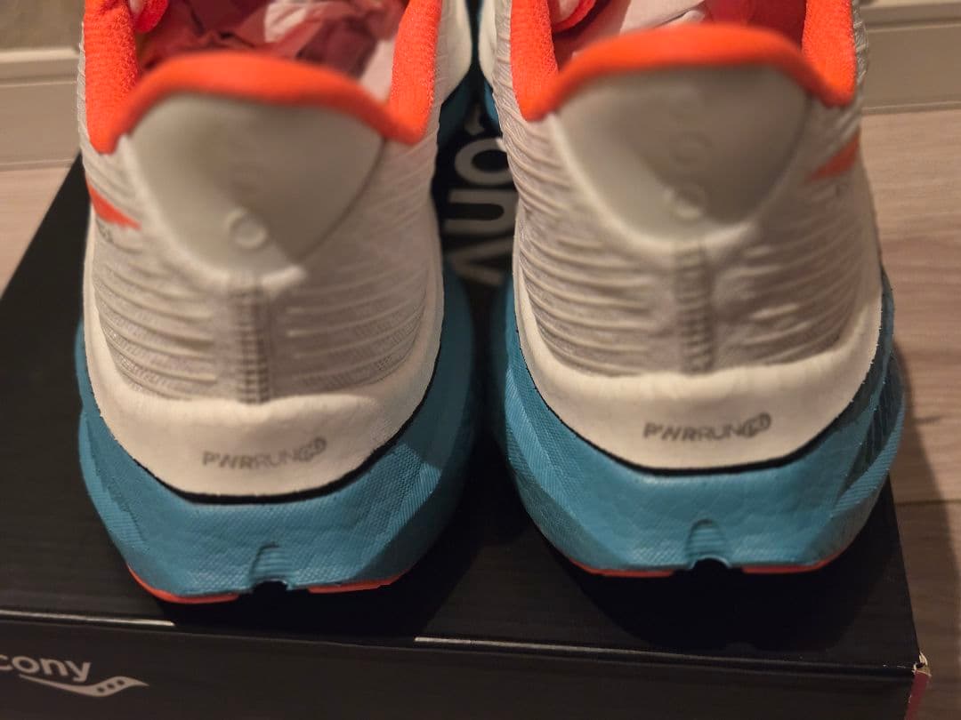 未使用 saucony サッカニー エンドルフィンスピード5 27.5