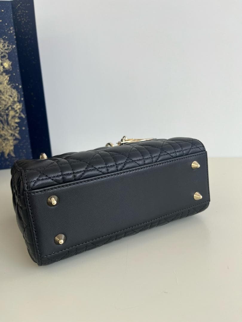 人気商品！レザースモールハンドバッグキルティング**ブラック