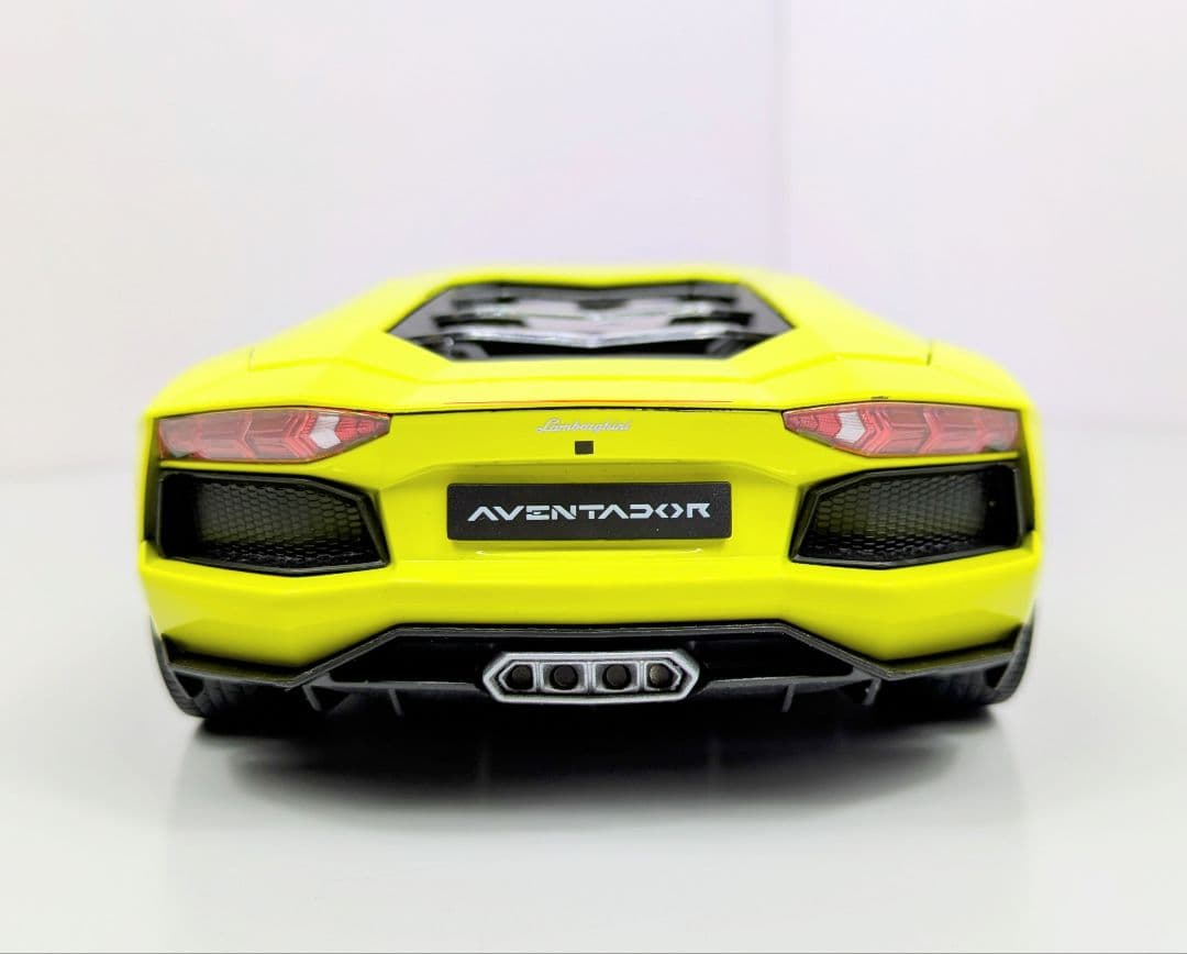 ミニカー 1/18 ウイリー　ランボルギーニ　アヴェンタドール　 LP700-4