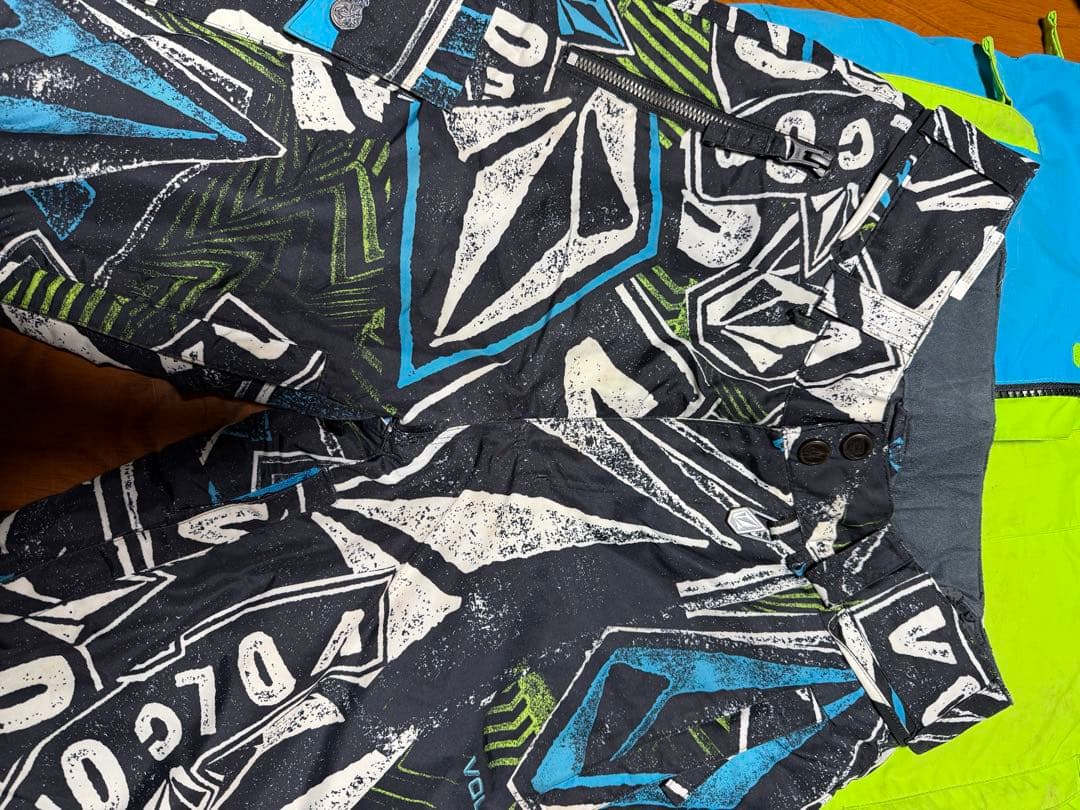 VOLCOM 子供用スノーボードウェアセット