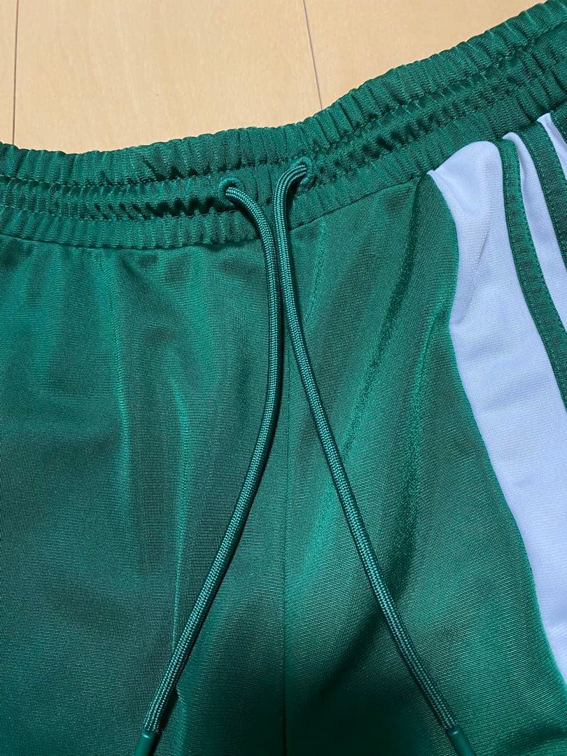 adidas 緑色 ジャージパンツ サイドストライプ