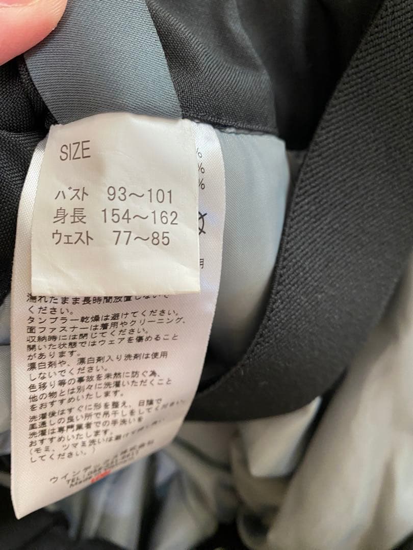 スキーウェア上下セット赤ジャケットと黒パンツ