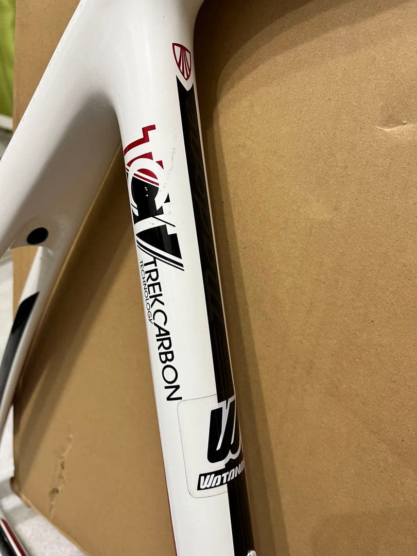 Trek Madone 4.7の自転車フレームセットとシートポストが含まれます。