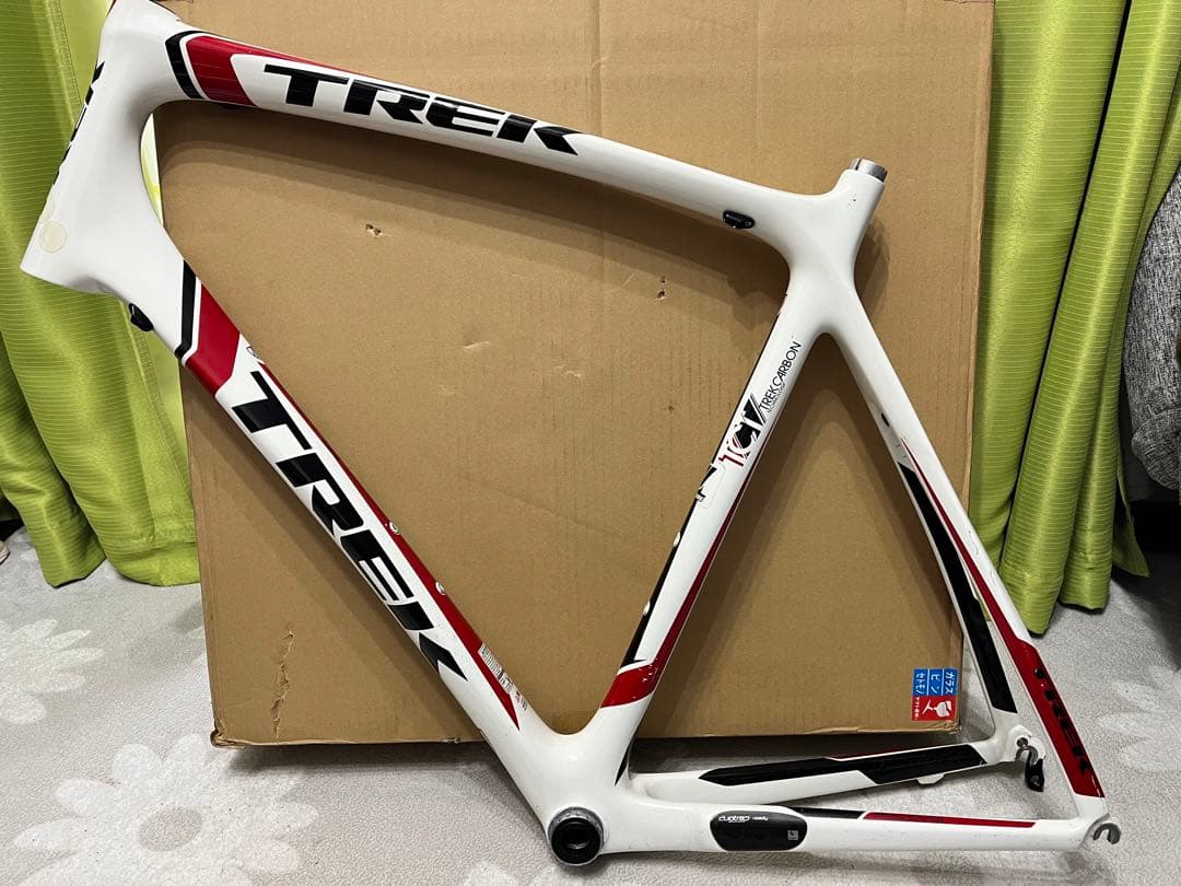 Trek Madone 4.7の自転車フレームセットとシートポストが含まれます。