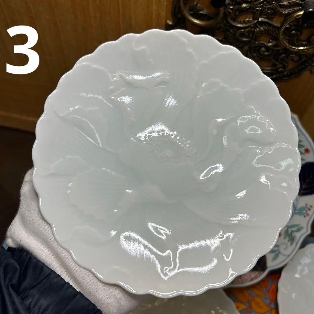 其泉　金彩色絵菊花唐草紋菓子鉢と青白磁牡丹彫銘々皿５枚揃　まとめ売り　美品