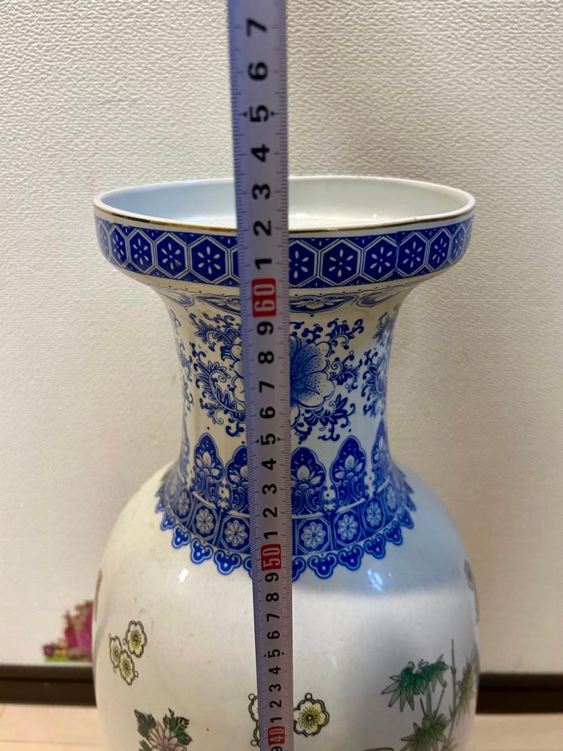 青と白の花鳥模様の陶器花瓶