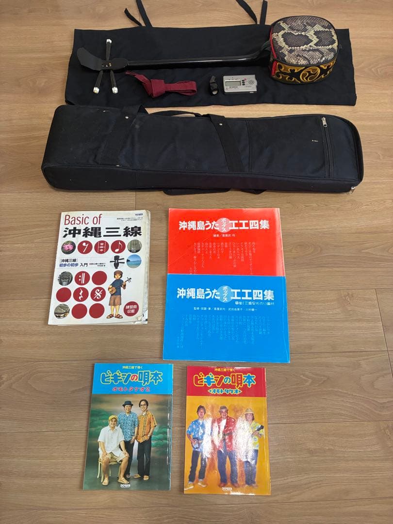 【初心者フルセット】沖縄三線 人工皮 ケース付 楽譜チューナー付 すぐ弾けます