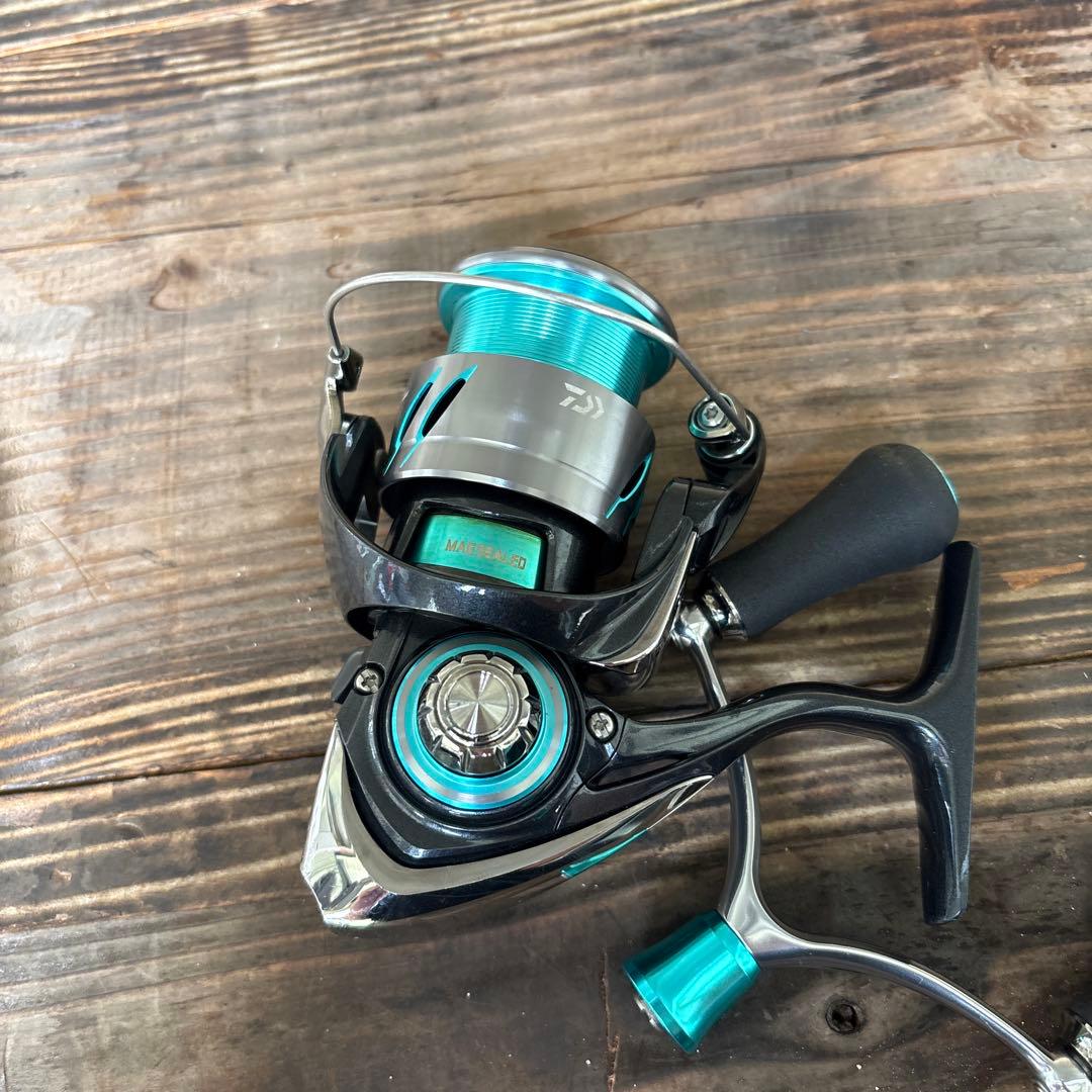 Daiwa LT2500-XH スピニングリール ブラック/ターコイズ