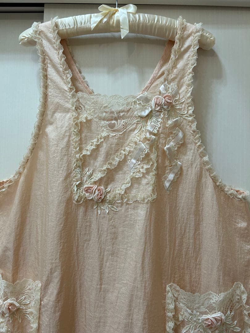 新品未使用さえら可愛いヒスクローネピンクのレース装飾エプロンゆったりサイズ
