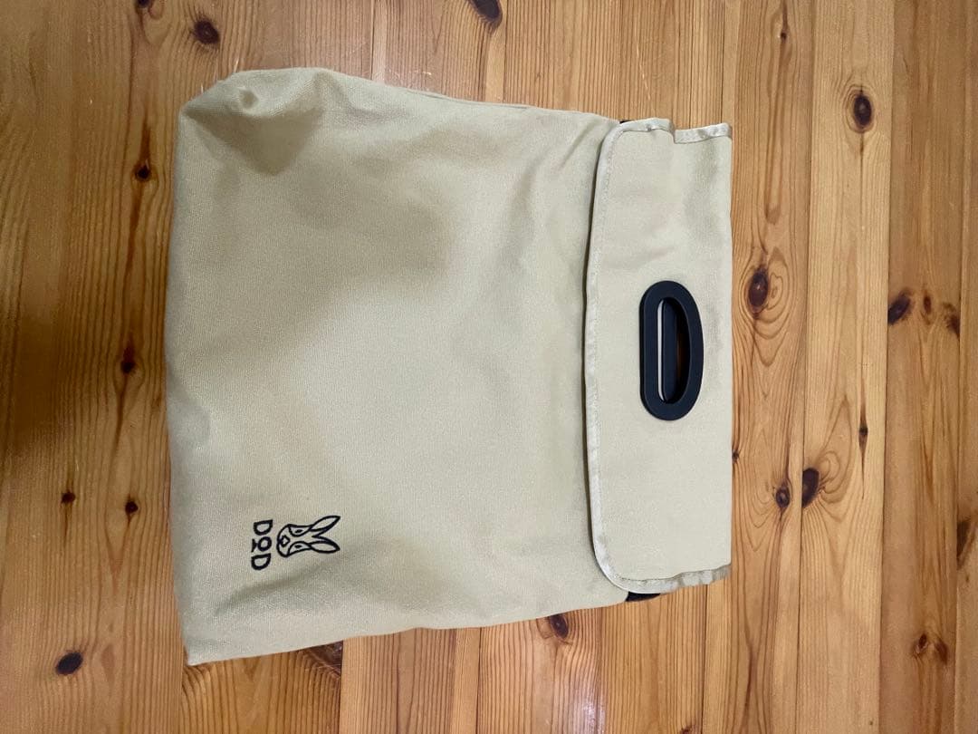 DODスゴイッス ベージュ アウトドアチェア 66cm x 94cm