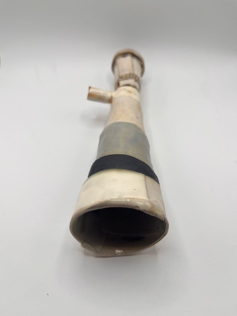 ② 中田篤　独特な形状の花器もしくはゴブレット