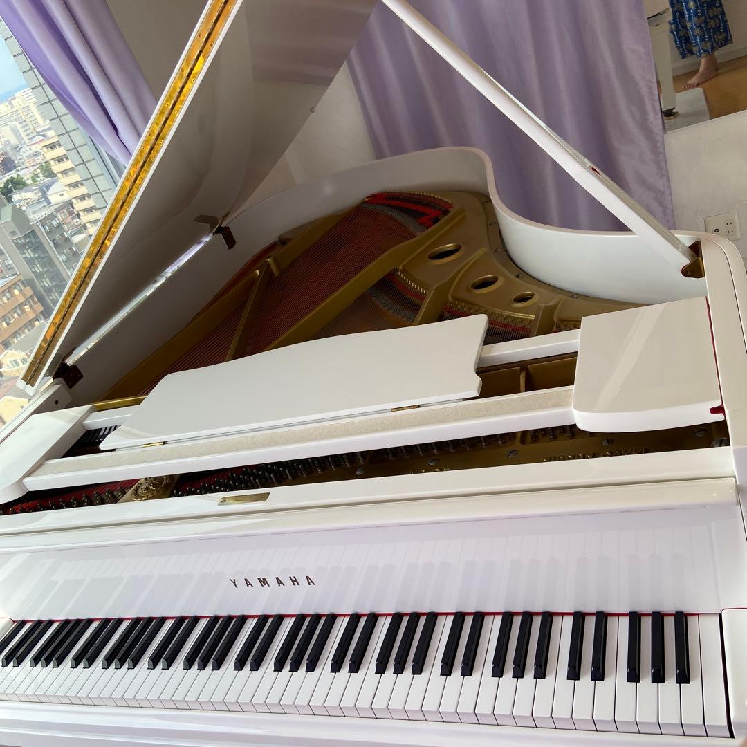 お値下げしましたYAMAHAグランドピアノホワイト88鍵盤　防音パネル付き
