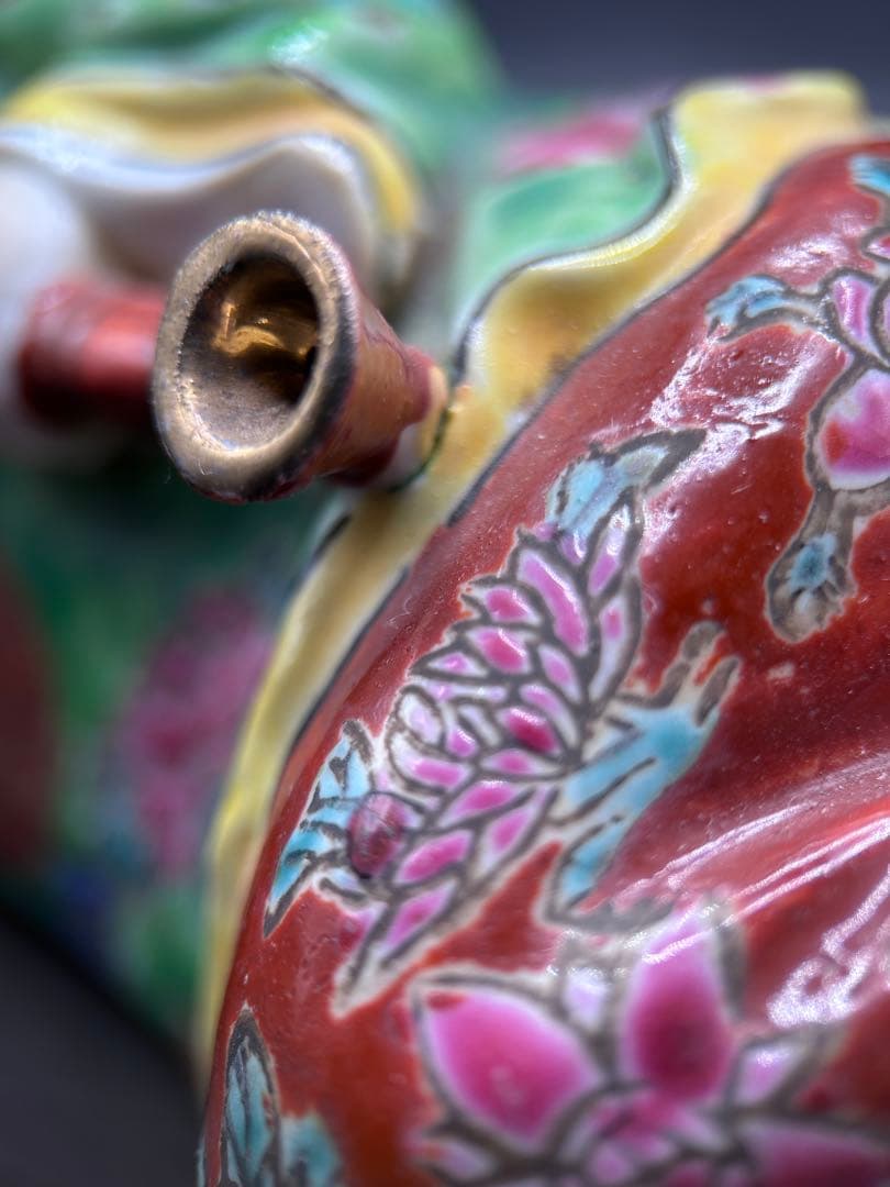 中国美術 陶器 枕人形 横たわる唐子 像 煙管 阿片枕スタイル 粉彩