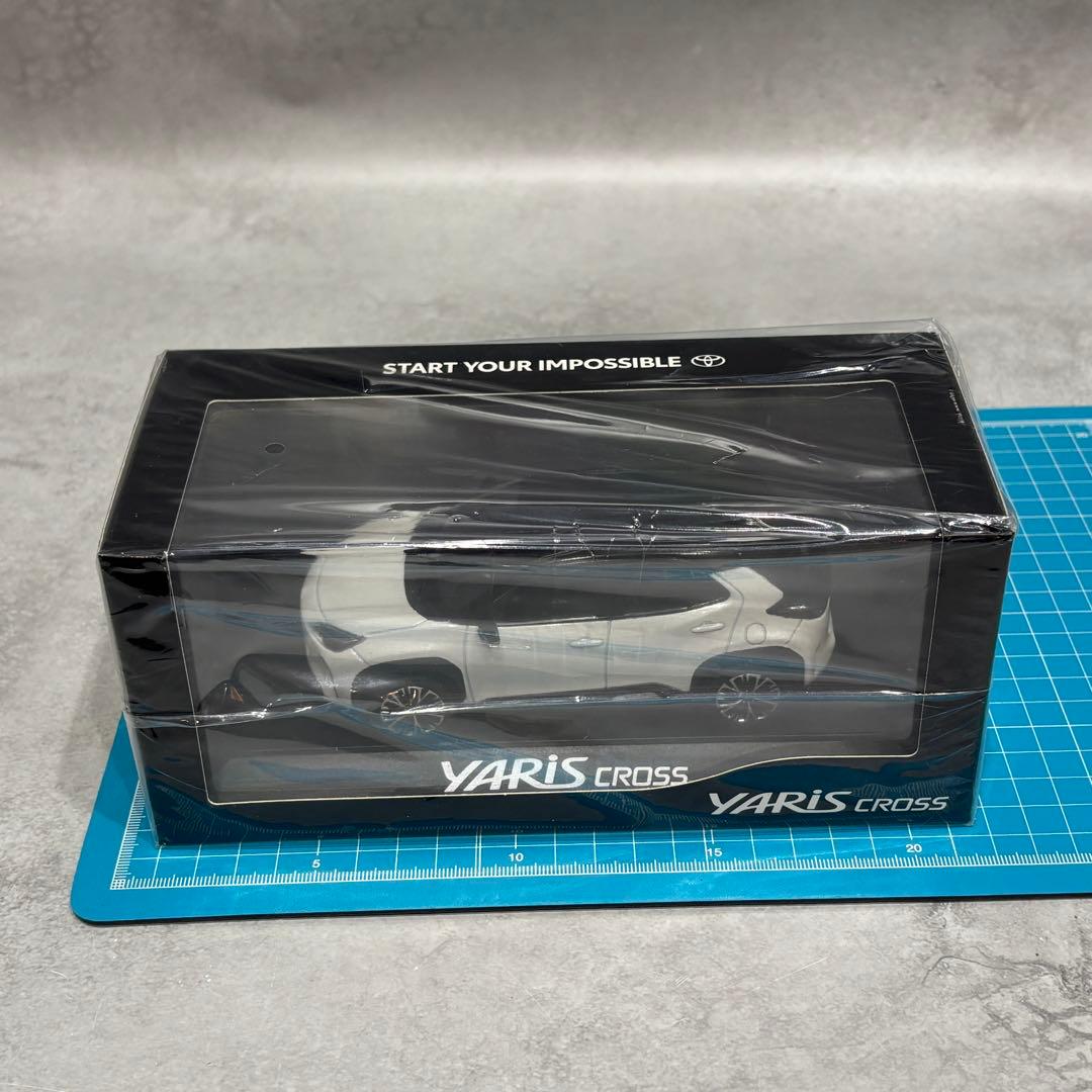 新品　TOYOTA トヨタ　yARIS CROSS ヤリスクロス　ミニカー
