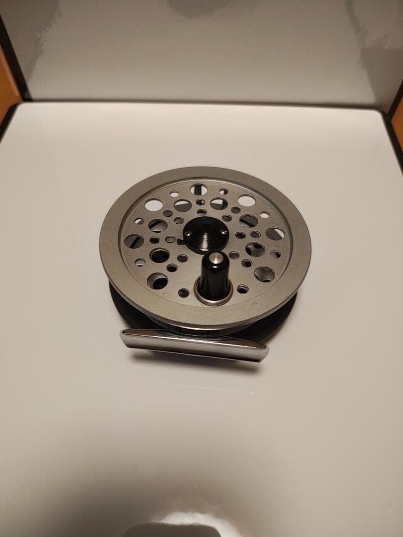 フライリール 軽量金属製穴あきデザイン