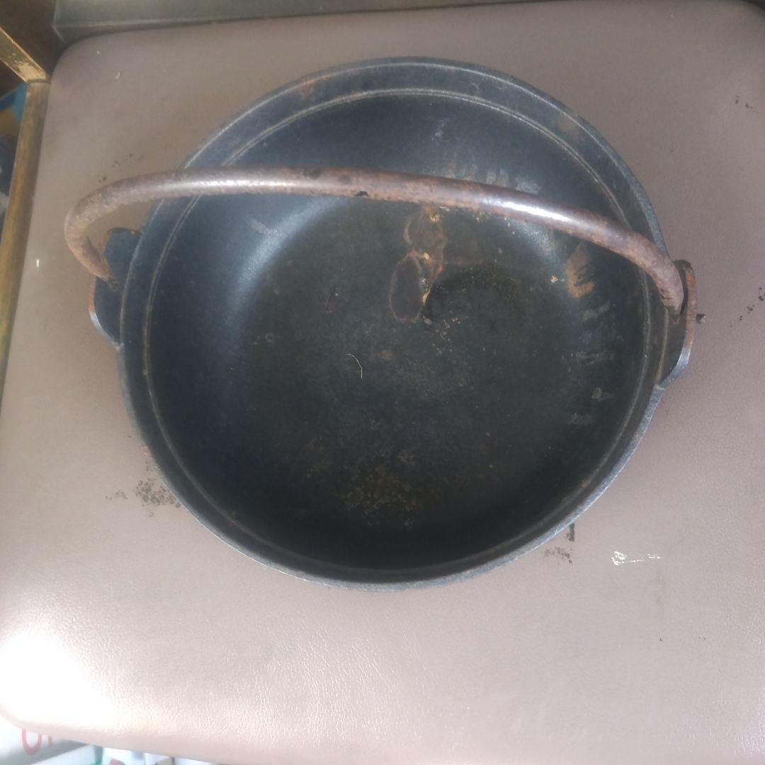 黒い金属製鍋 シングルハンドル