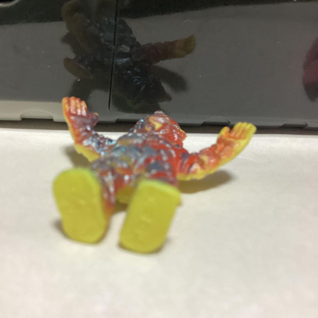 怪獣消しゴム　ケロニア　黄色　ピンク　ポピー