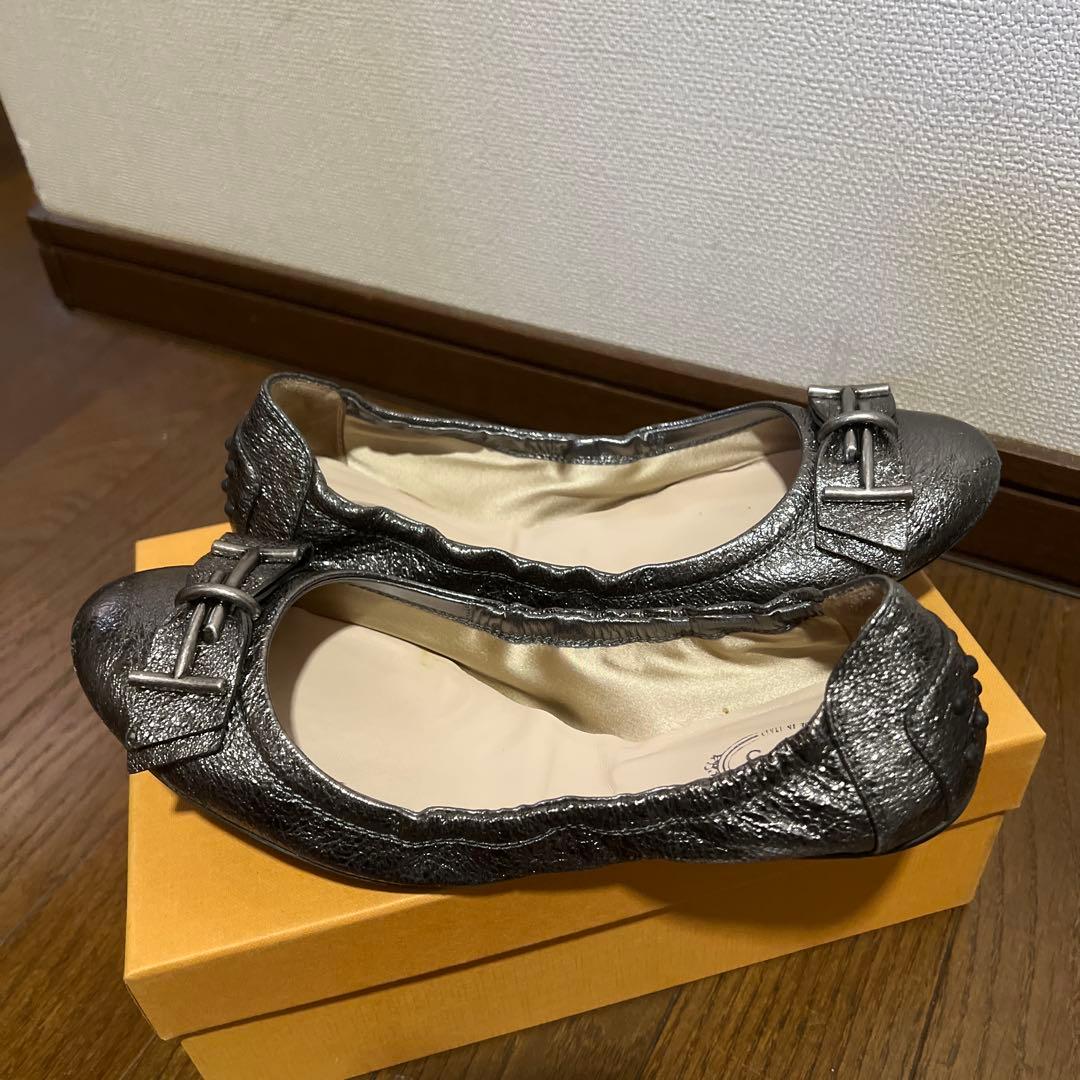 TOD'S メタリックグレー バレエシューズ