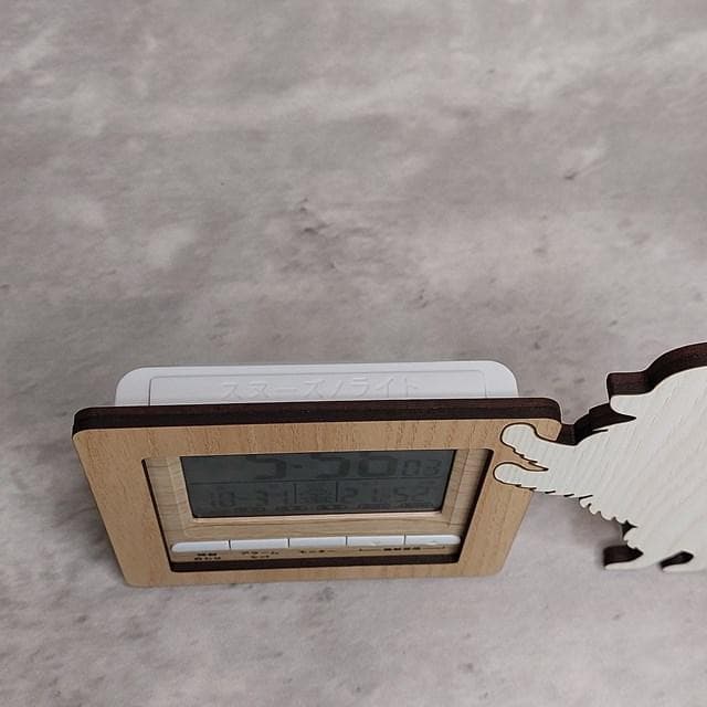 【電波時計】ワンちゃんが寄り添う電波デジタル時計 ― ポメラニアン　オレンジ