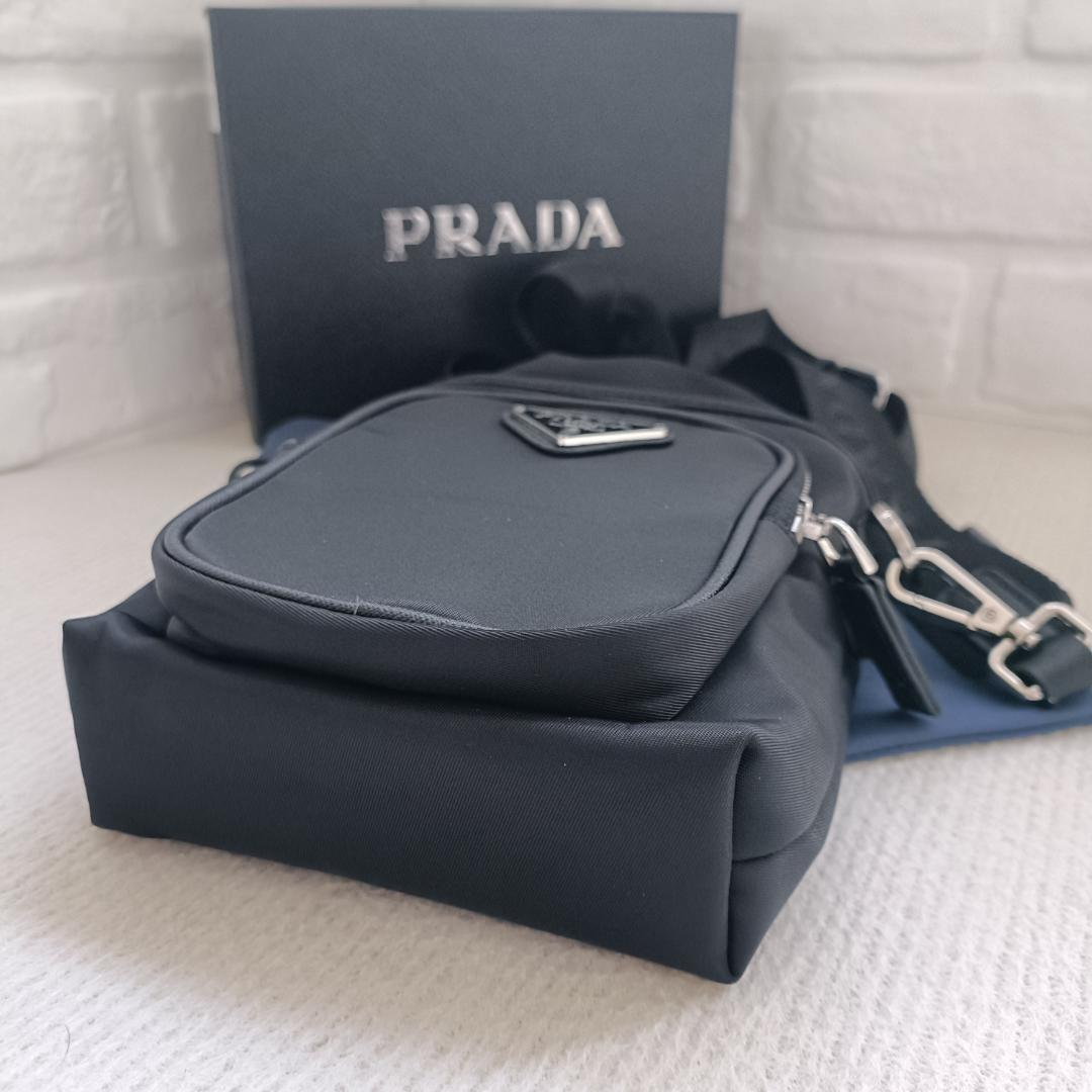 PRADA ノベルテスマートフォンケース スマホショルダーバッグ