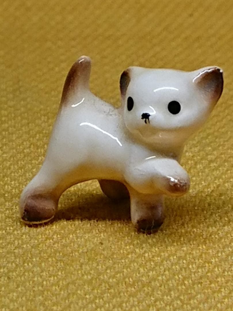 ねこ　猫　陶器　ミニチュア　置物　インテリア　工芸品　美術品　A3127