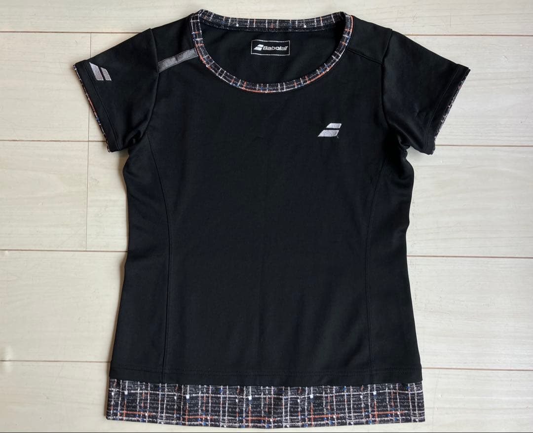 Babolatバボラ＊黒×チェックのトップスとベージュ×ブラウンチェックスコート