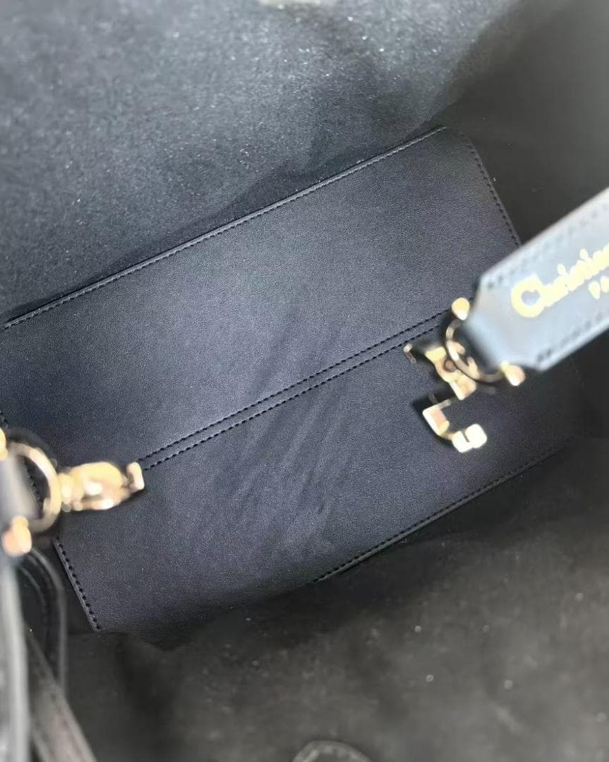 Dior ブラックレザーキルティングバッグ