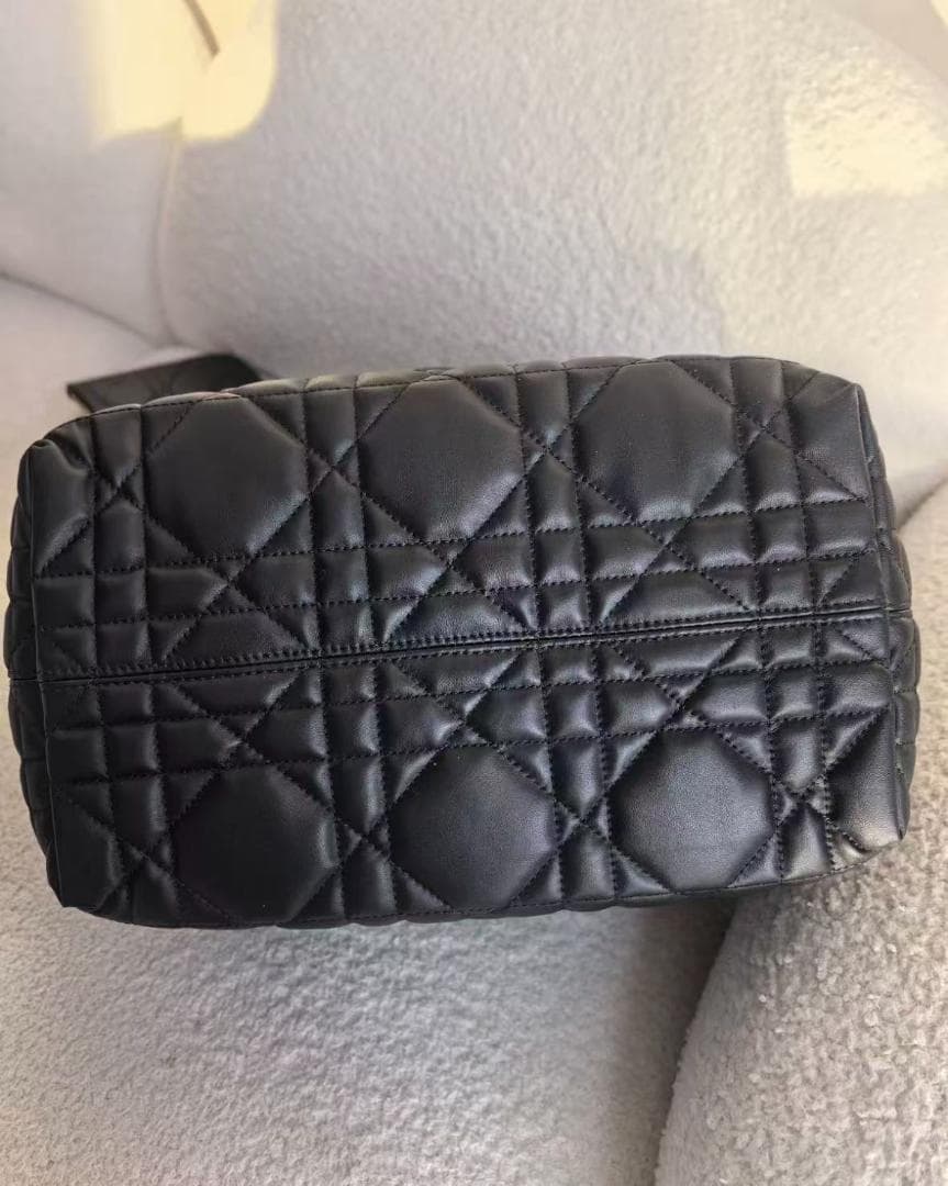 Dior ブラックレザーキルティングバッグ