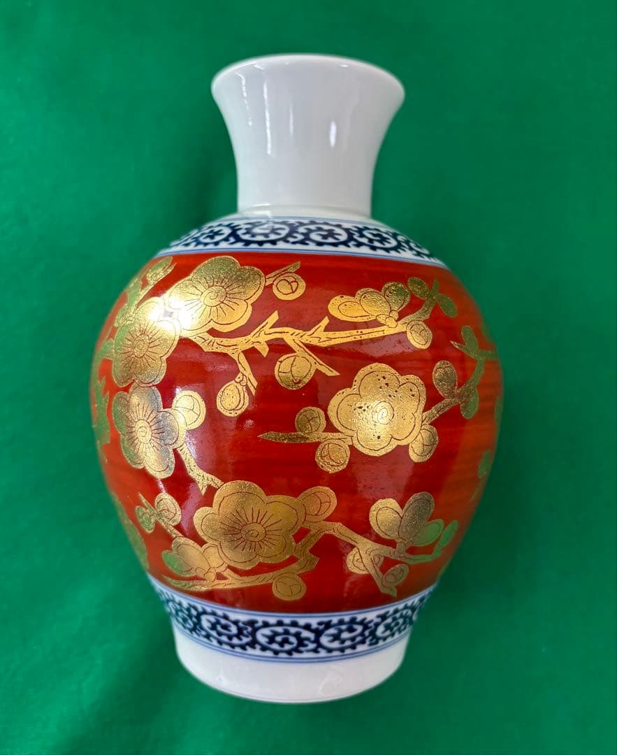 有田焼　藍窯　超高級赤色の陶器に金箔の花模様が施された美しい花瓶、壺。