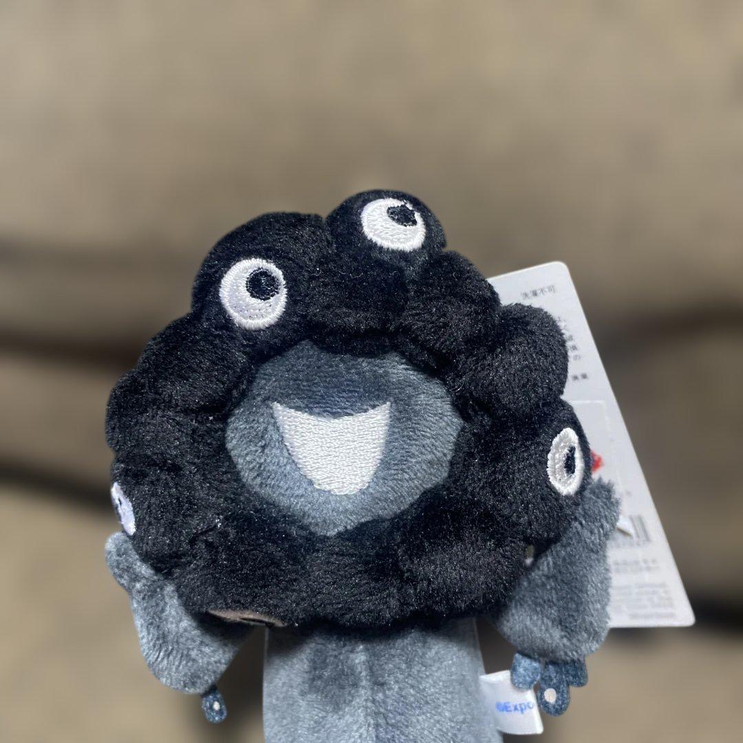 お*め様 新品　黒ミャクミャク　座り　キーホルダー　 ぬいぐるみ