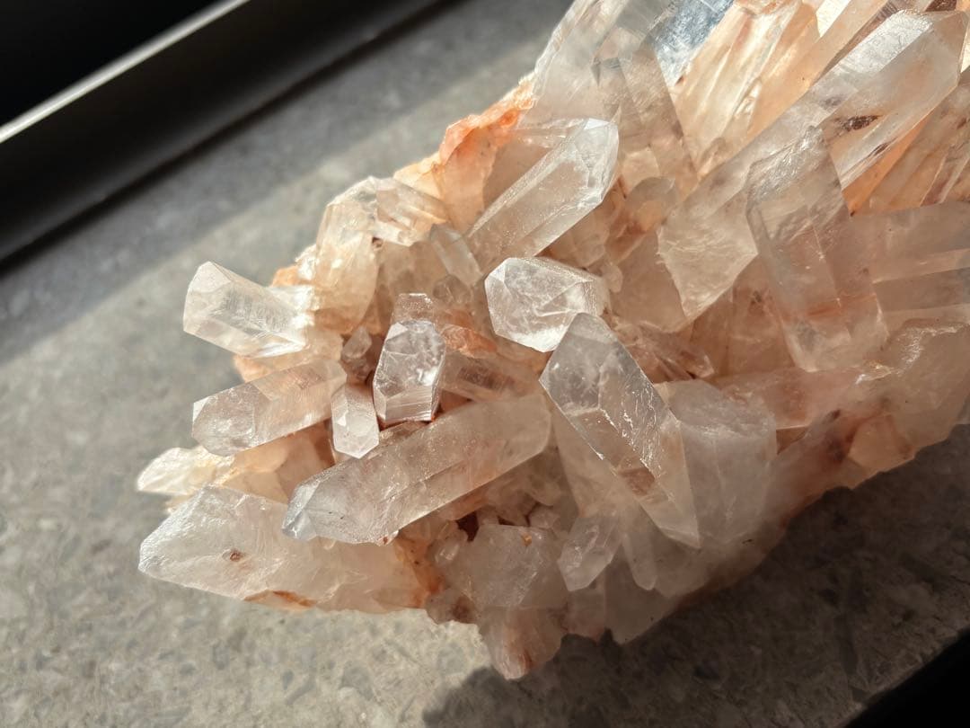 ピンク水晶クラスター　1059g マダガスカル産　優しくて可愛い　天然石