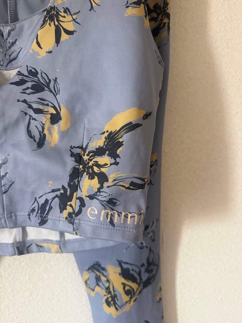 emmi 花柄クロップトップ 上下セットアップ