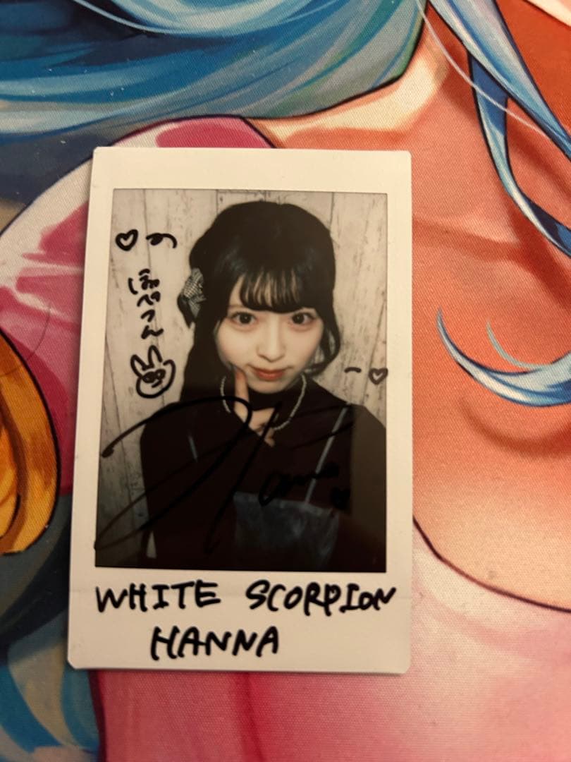 WHITE SCORPION HANNA サイン入りチェキ