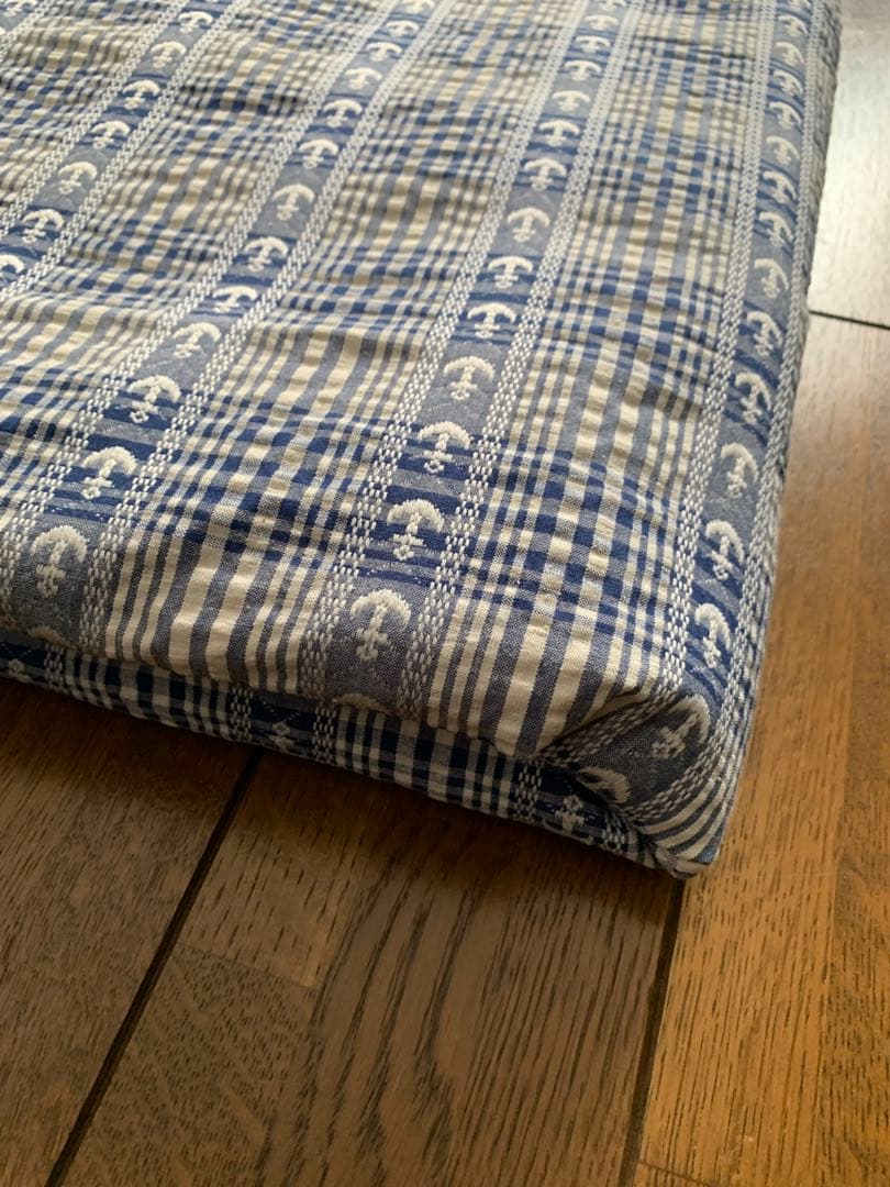 ネイビーとホワイトのチェック柄・いかり柄　シワ加工あり　370cm×120cm