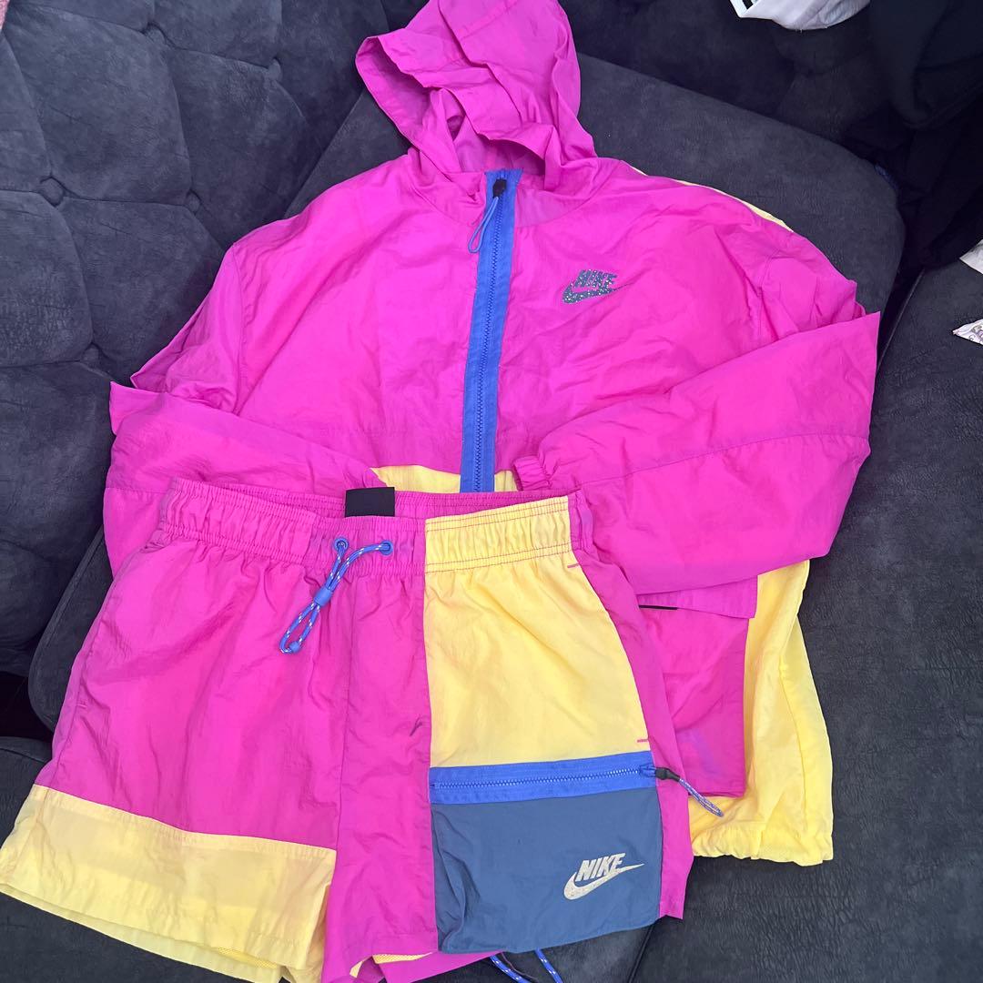Nike ウィンドブレーカーとショートパンツ セット